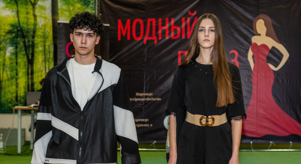 одели школы GK Models во время дефиле в санатории Политехник